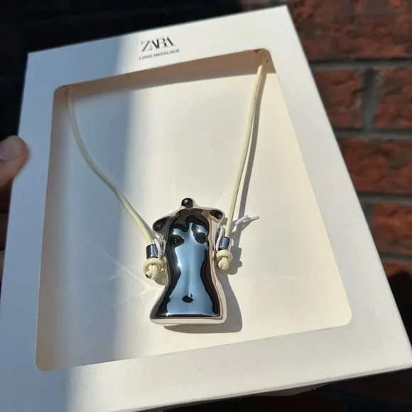 ZARA BUST CHARM NECKLACE - Picture 7 of 9